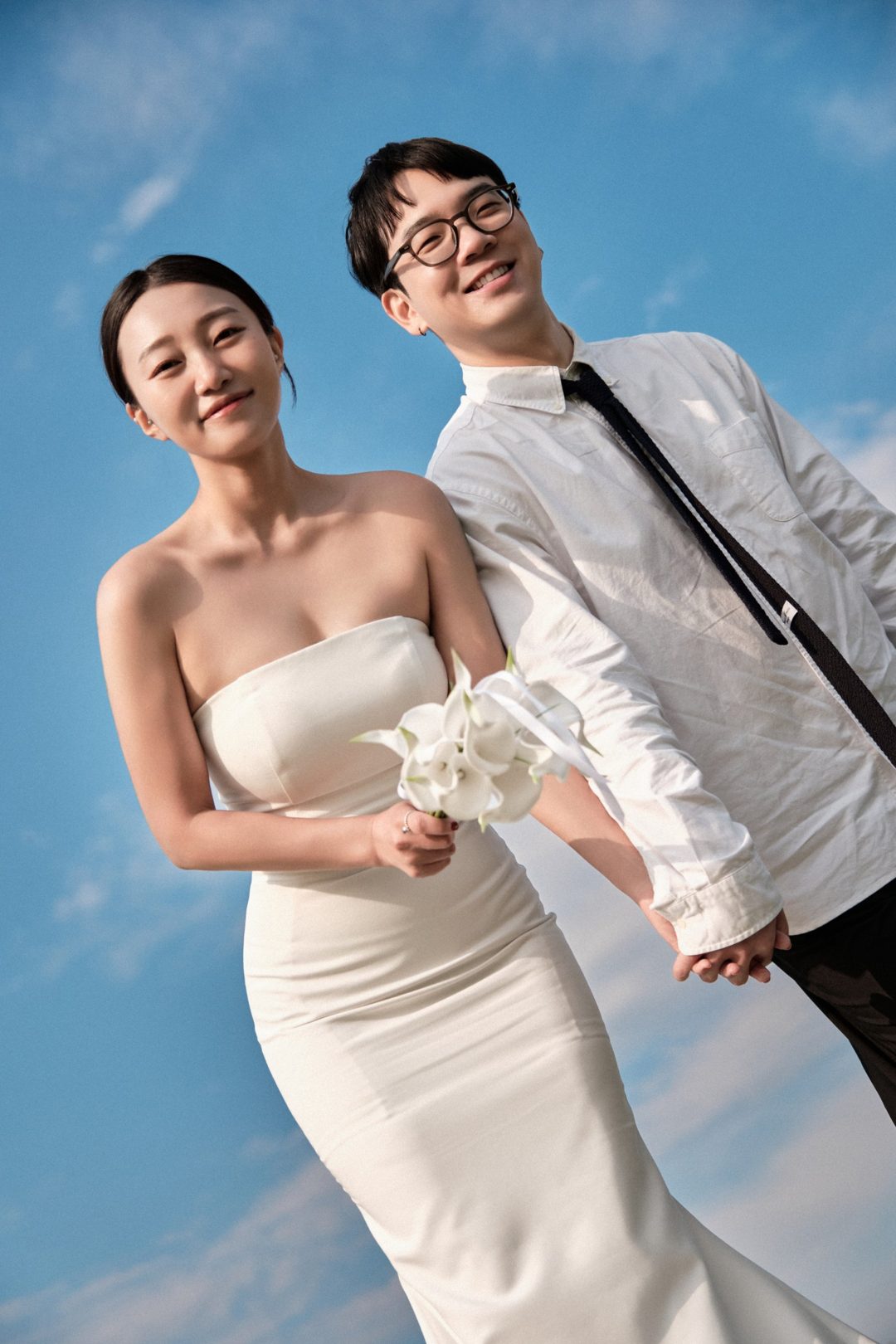 파란 하늘 아래 손을 잡은 송현과 한결